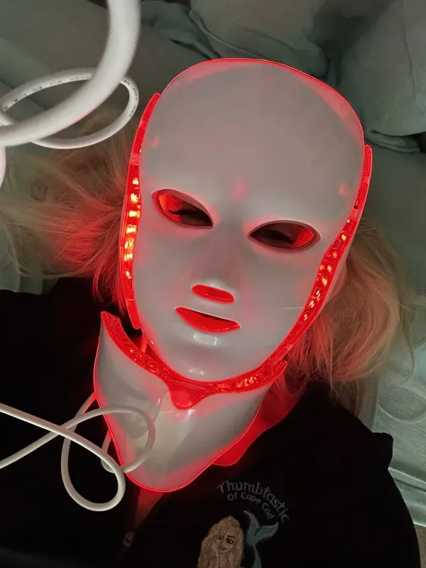 LED red light face mask treatment